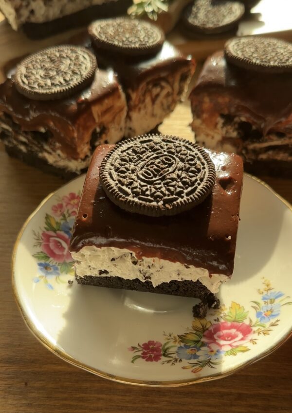 Delicious No-Bake Oreo Cheesecake Bars, ready to eat with a smooth, creamy filling and a crunchy Oreo crust, topped with ganache and Oreos for extra flavor