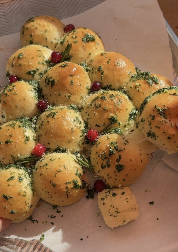 You Need to Try This Pull-Apart Christmas Tree Garlic Bread!