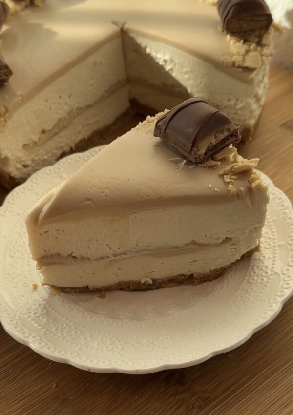 A slice of no-bake Kinder Bueno cheesecake, showcasing its creamy texture and rich Kinder Bueno layers.