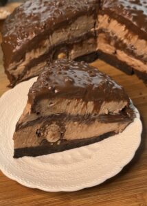 No bake Ferrero Rocher cheesecake, so creamy and easy!