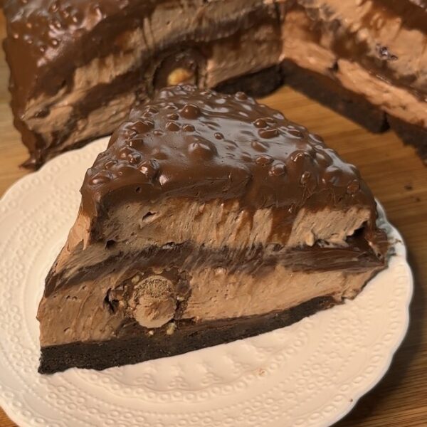 No bake Ferrero Rocher cheesecake, so creamy and easy!